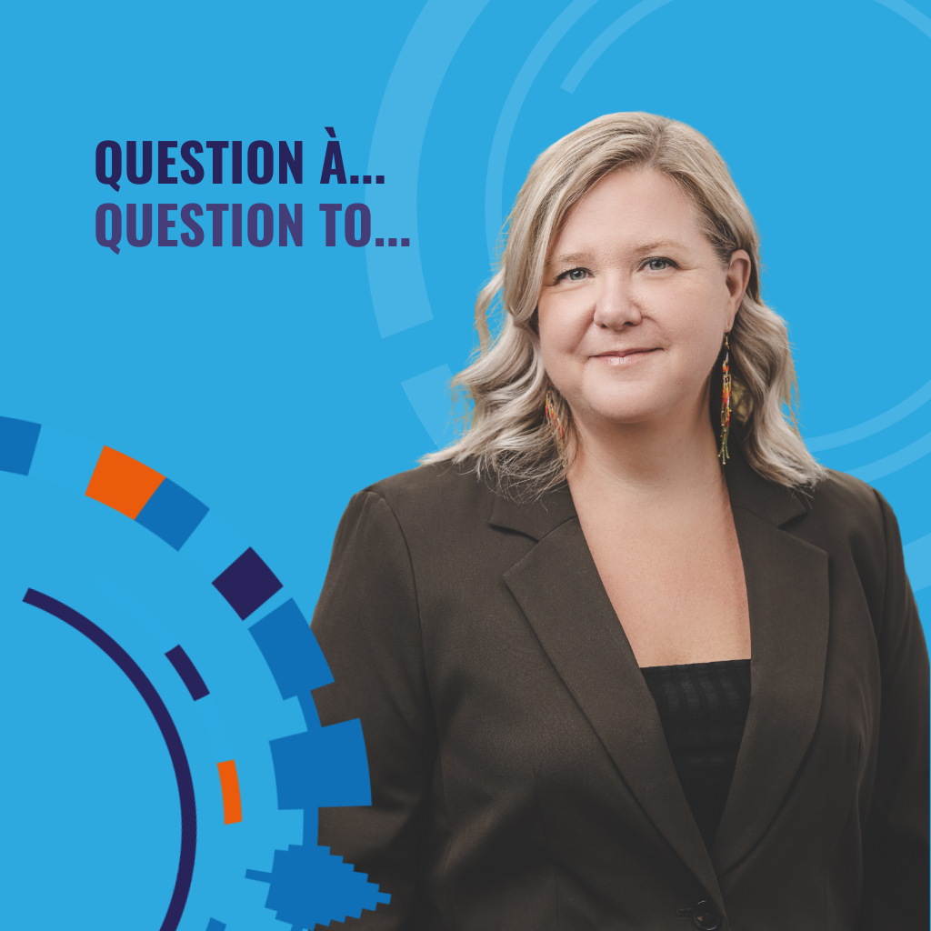 Portrait d’une personne souriante aux cheveux blonds et veston brun, devant le logo du GCÉPAQ, avec le texte 'QUESTION À...'.