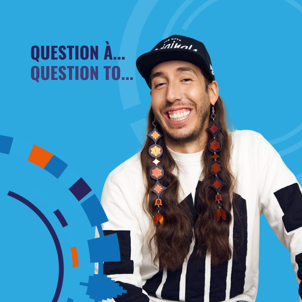 Personne souriante en casquette et chemise blanche, devant le logo du GCÉPAQ, avec le texte 'Question à...'.